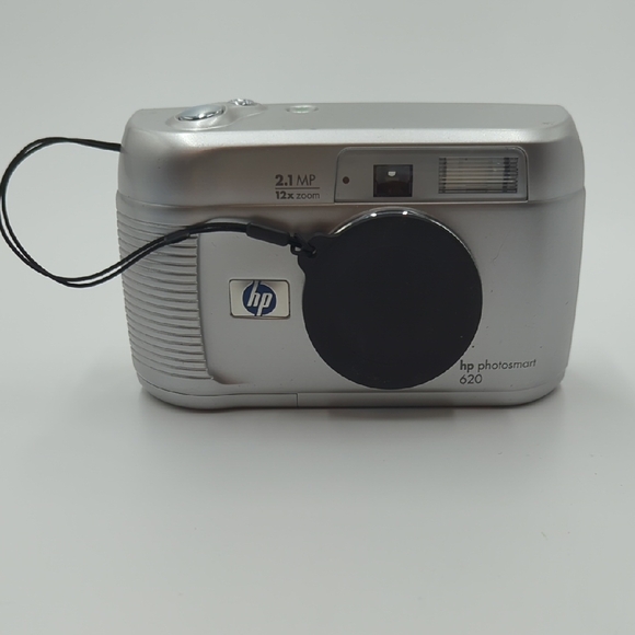 HP Photosmart 620 Digital Camera Silver WORKS 2.1MP 12X Zoom - Picture 1 of 10